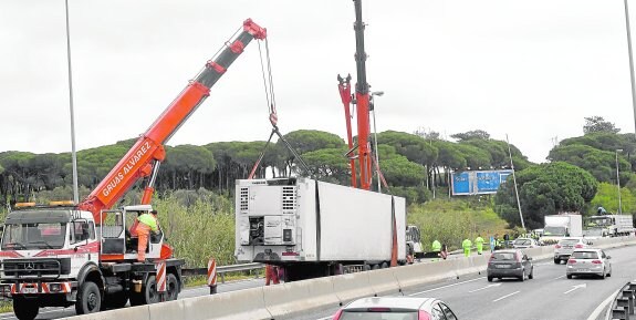 Momento de la retirada del camión accidentado con el tráfico totalmente cortado en dirección Marbella. 