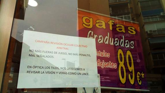 El local colgó este cartel tras las decisiones de Bikandi Garrido este domingo.