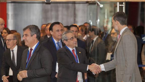 El Rey saluda al rector de la Universidad de Málaga.