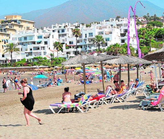 Bañistas en la playa del Cristo, que recibirá dos módulos de aseo y uno de salvamento. :: l.P.