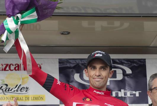 Contador, en el podio con el ‘maillot’ rojo de líder.