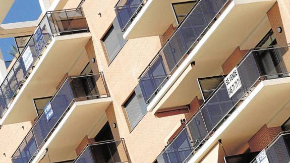 La plusvalía la paga el que vende el inmueble, o quien la recibe como herencia o donación.