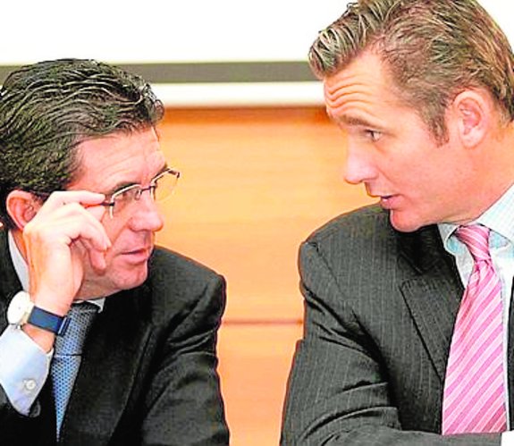 Jaume Matas e Iñaki Urdangarin, en unas jornadas del Instituto Nóos en Baleares en 2005. :: efe