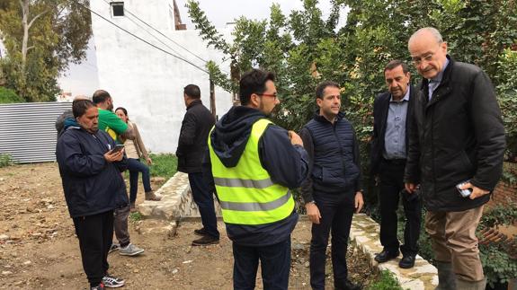 El alcalde, durante su visita a la familia desalojada por el derrumbe de un muro en calle Charcón.