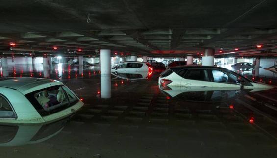 El agua entró con virulencia por las rampas que hay en la Alameda Principal, lo que provocó daños en numerosos coches. 