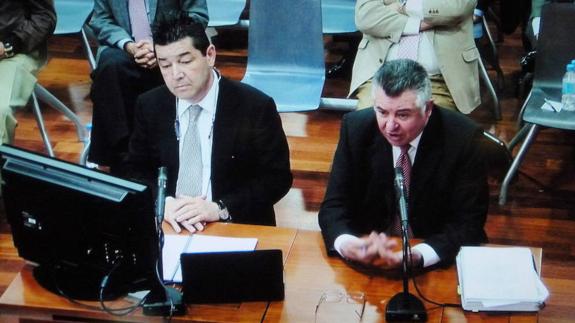 Andrés Liétor (i), en una sesión judicial junto a Roca. 