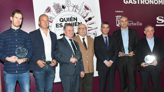 Los cinco galardonados, junto a Enrique Bellver y el alcalde de Marbella, José Bernal. 