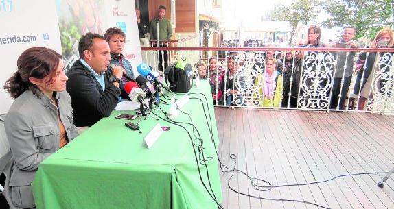 Javier Mérida, ayer, flanqueado por su médico, Rosa Sánchez, y su entrenador, Jaime Vigaray. 