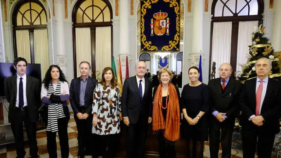 María Tena, junto al alcalde el día que se conoció su distinción. 