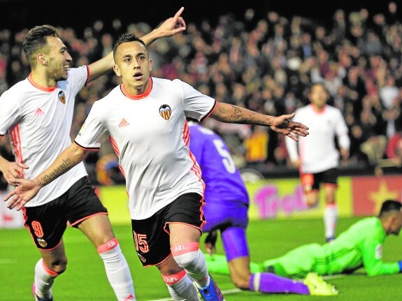 Orellana celebra el gol al Real Madrid, el segundo de su equipo. :: M. BRUQUE. EFE