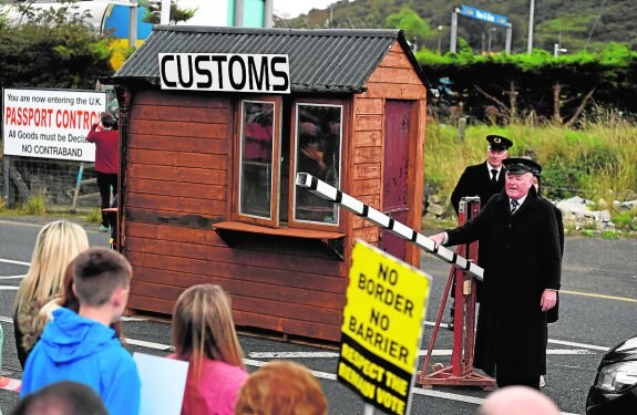 Activistas contra el 'brexit' simulan una frontera en Carrickcarnon (Irlanda). 