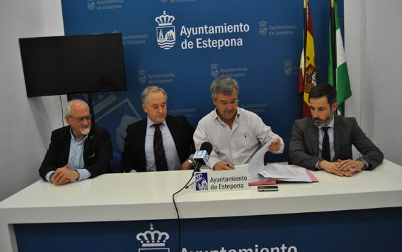 El alcalde, el concejal del área Sociocultural y responsables de clínicas, en la firma del convenio. 