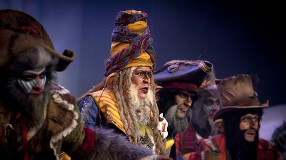La comparsa " Los irracionales" en un momento de su actuación durante la final del concurso de agrupaciones carnavalescas de Cádiz.