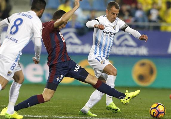 El malaguista Duda lucha por un balón. 