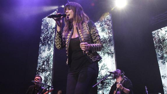 Vanesa Martín, durante su concierto de anoche en el Palacio de Deportes de Málaga. 