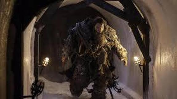 Neil Fingleton, caracterizado como Mag el Poderoso en la serie. 