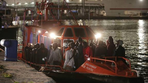 Inmigrantes, en el Puerto de Málaga esta noche.