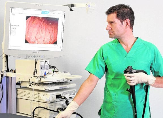 El doctor Rosón aprendió esta técnica endoscópica en Japón y la aplica en el Hospital Quirón de Málaga. :: sur