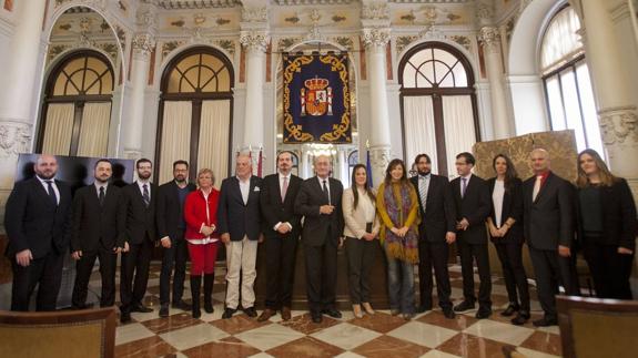 El alcalde y las concejalas Porras y Del Corral, junto con los músicos de Concerto Málaga. 