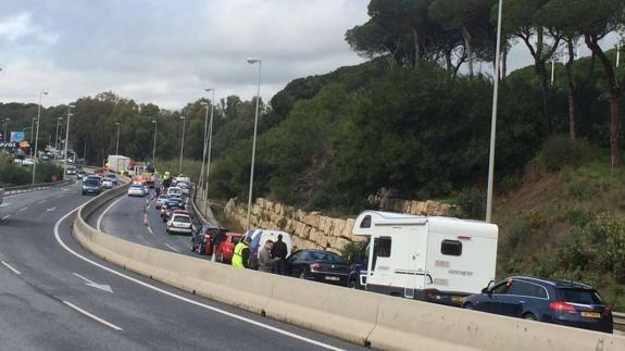 Uno de los últimos accidentes en la A-7, que acabó colapsándola, fue con un camión de galletas.
