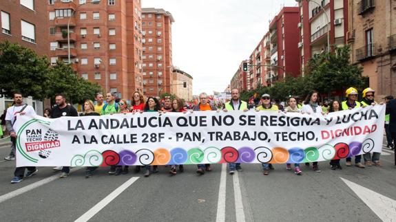 Cabeza de la marcha por las calles de Sevilla. 