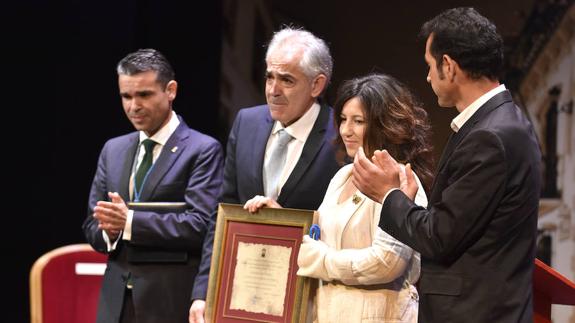 Paco y Esther, padre y hermana de Pablo Ráez, recogen el reconocimiento de manos del alcalde José Bernal y el edil Miguel Díaz.