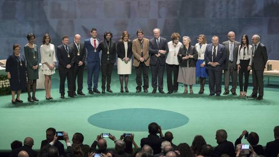 Foto de familia de la presidenta, Susana Díaz, el presidente del Parlamento, Juan Pablo Durán, y los galardonados como hijos predilectos y las Medallas de Andalucía.