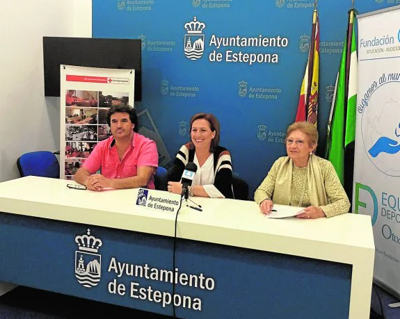 Rafael Ruiz, Begoña Ortiz y María Carretero, en la firma del acuerdo para la mejora de la audición. :: sur