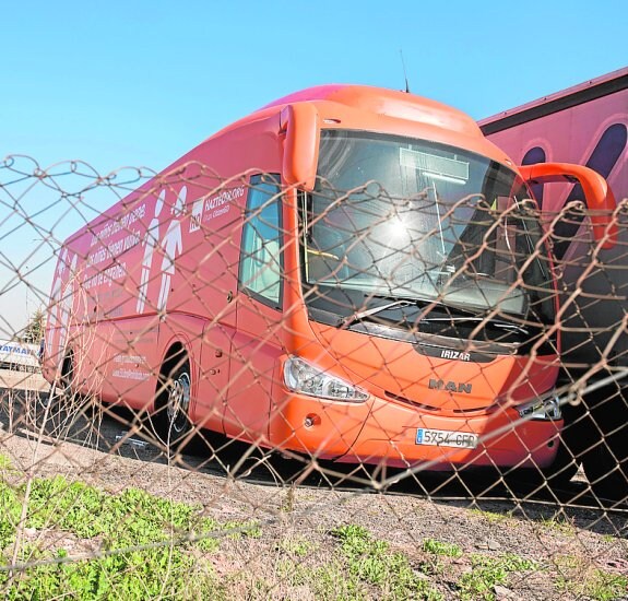 El autobús de Hazte Oír, retenido en Coslada. :: f. villar / efe