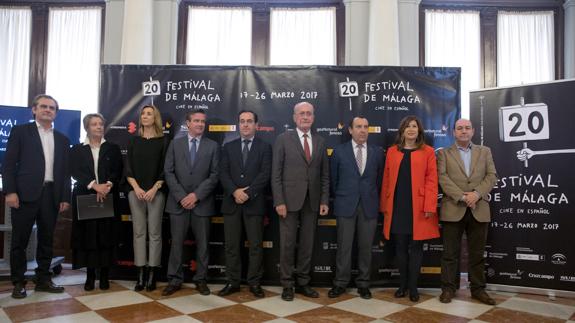 Los organizadores del festival, con los patrocinadores del certamen. 