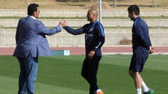 Al-Thani saluda a Romero en el entrenamiento de esta mañana.