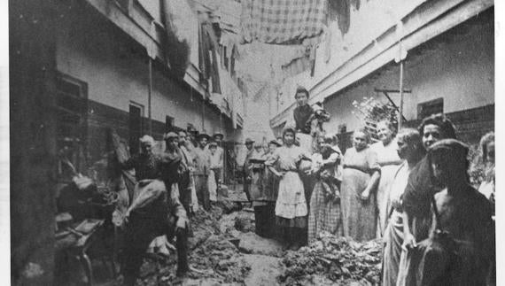 Fotografía antigua de mujeres en el Barrio de la Trinidad.