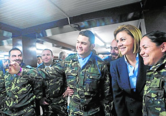 La ministra de Defensa se hace, ayer, un selfi con militares desplegados en la misión en Marjayún. :: r. c.