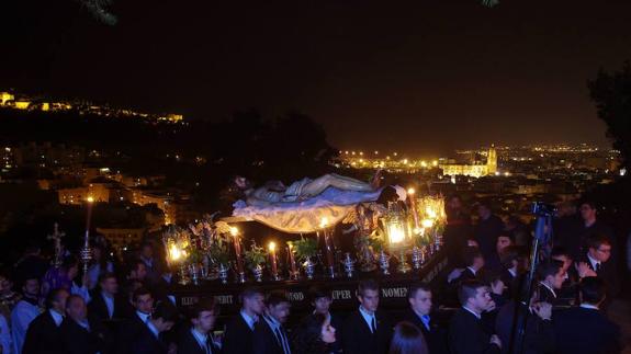 El Cristo Yacente de la Paz y la Unidad en el vía crucis de antorchas hasta el Monte Calvario.