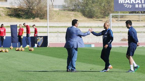 Al-Thani saluda a Romero en el estadio de atletismo. 