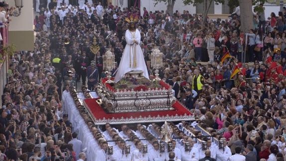 Jesús Cautivo, en su trono procesional, inicia su recorrido por las calles malagueñas en la tarde del Lunes Santo. 