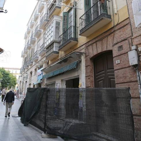Edificio de la calle Granada en obras para albergar 17 apartamentos turísticos. 