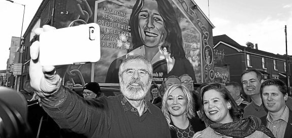 Gerry Adams, líder de Sinn Fein, se autorretrata en Belfast con la jefa del partido en Irlanda del Norte, Michelle O'Neill (a su lado) y varios simpatizantes. :: C. Kilcoyne / reuters