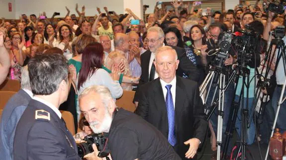 Fernández Montes y los concejales del PP, a su entrada en el pleno de investidura de 2015. 