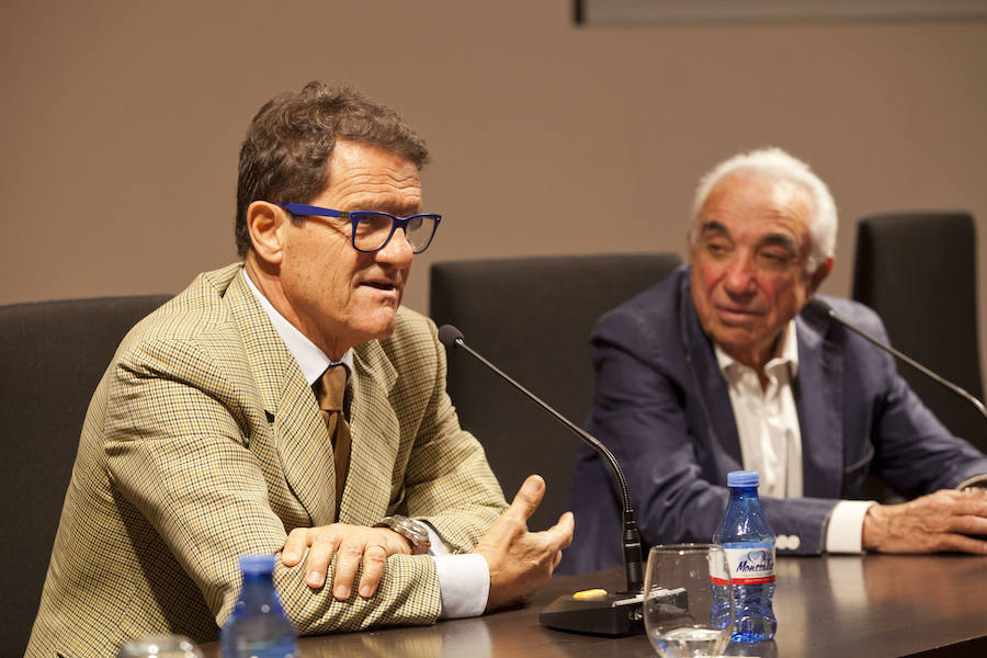 Capello, junto al periodista Paco Cañete, que condujo la charla. 