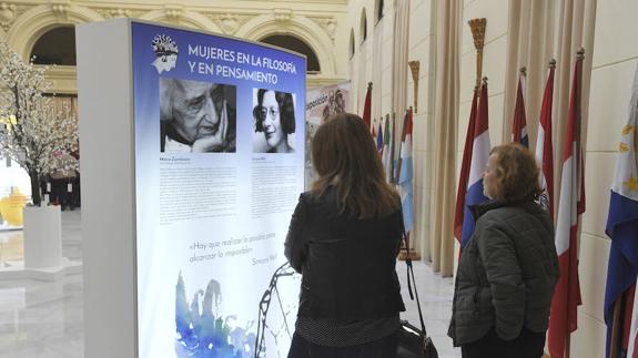 Los paneles de la exposición recuerdan la trayectoria de 30 mujeres. 