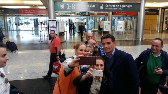 Míchel, a su llegada a la estación de trenes María Zambrano