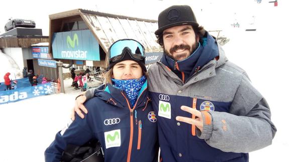 Regino Hernández, a la derecha, con José Aragón, del equipo español de freestyle, en la estación de Sierra Nevada. 