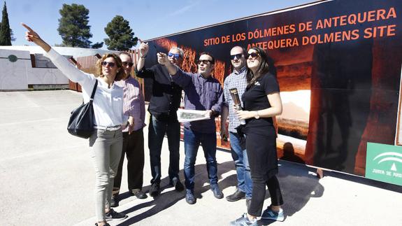 Responsables de La Vuelta, TVE y del Ayuntamiento, ayer en el Sitio de los Dómenes. 