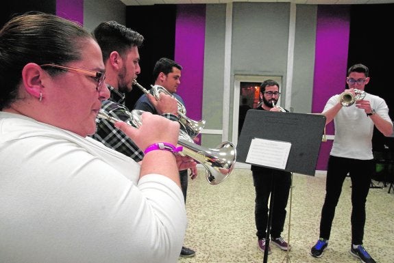 Un grupo de cornetas durante un ensayo de la banda. 