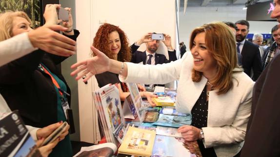 La presidenta de la Junta recorrió ayer el expositor de Andalucía en la ITB de Berlín, saludando y conversando con los técnicos de promoción. 