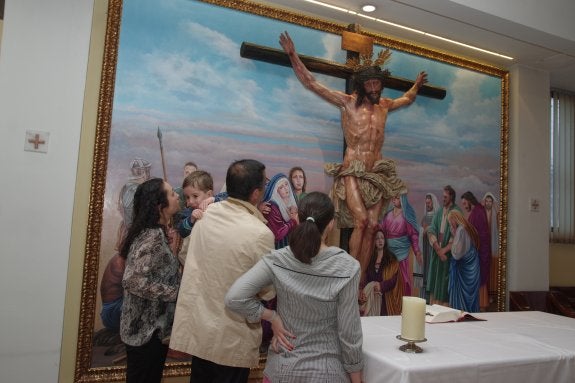 Bonilla Cornejo vuelve a policromar la imagen del Cristo de la Crucifixión