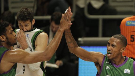 Brooks y Smith celebran una acción