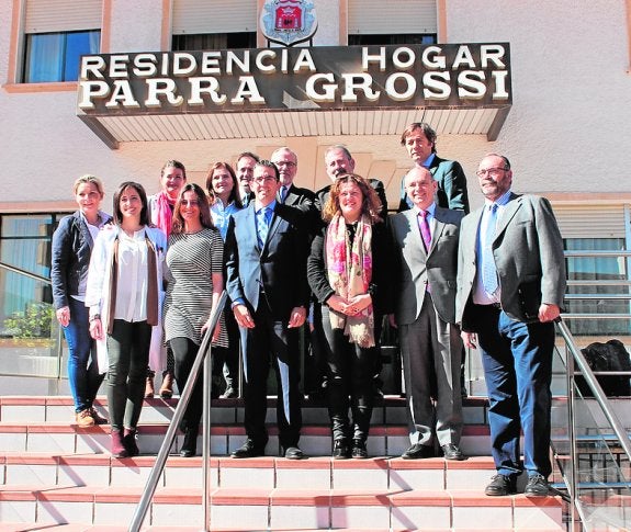 Foto de familia en la puerta.  v. m. 