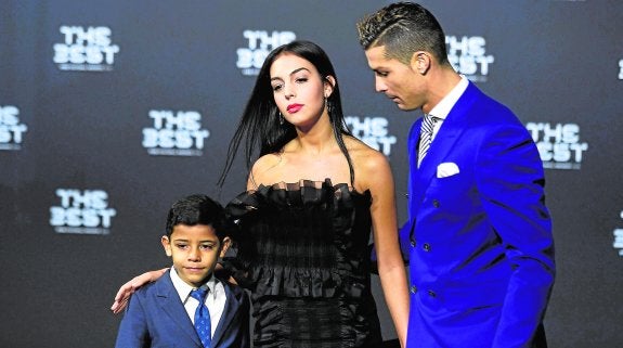 Cristiano Ronaldo,  junto a su novia, Georgina Rodríguez, y su por ahora único hijo.
